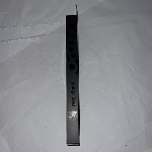 New!! 2023 Disney Holiday Classic Mickey and Friends MagicBand+ - Picture 8 of 11